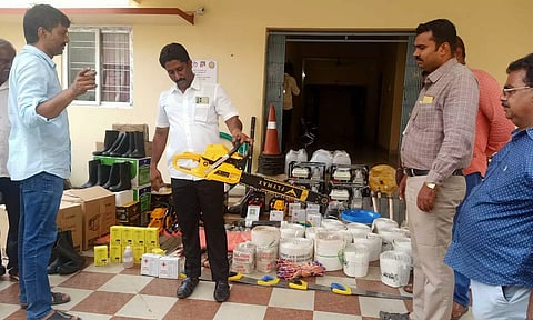 செம்பரம்பாக்கம் மண்டலத்தில் மழைவெள்ள மீட்பு பணிக்கு தயார் நிலையில் உள்ள உபகரணங்கள்.