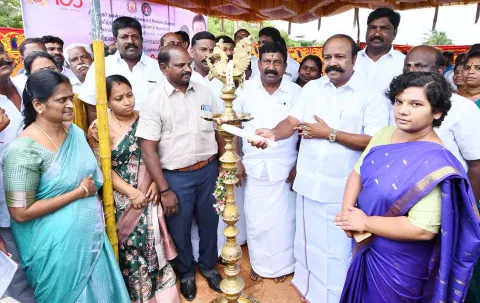 கழனிவாசல் பகுதியில் சிறு விளையாட்டு அரங்கம் அமைப்பதற்காக அடிக்கல் நாட்டு விழாவில் அமைச்சர் பெரியகருப்பன் குத்துவிளக்கேற்றினார். அருகில் கலெக்டர் ஆஷா அஜித்,  மாங்குடி எம்.எல்.ஏ. உள்பட பலர் உள்ளனர்.