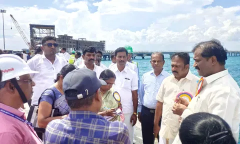 உடன்குடி அனல்மின் நிலைய பணிகளை  சட்டமன்ற உறுதிமொழி குழுத்தலைவர் வேல்முருகன் ஆய்வு செய்த காட்சி.