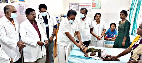 அரசு ஆஸ்பத்திரியில் காய்ச்சலுக்கு சிசிச்சை பெறுவோரிடம் உடல் நலம் குறித்து தங்கபாண்டியன் எம்.எல்.ஏ. விசாரித்தார்.