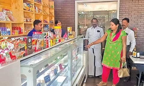 பேக்கரியில் உணவு பாதுகாப்பு துறை அதிகாரிகள் ஆய்வு செய்தனர்.