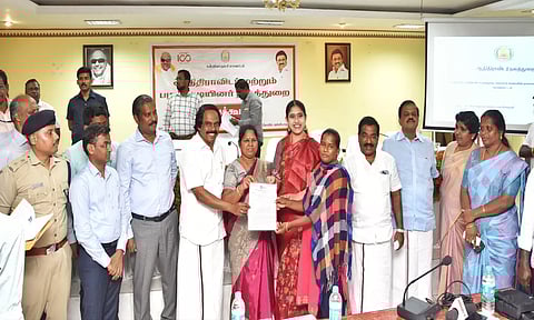 ஆதிதிராவிடர் மற்றும் பழங்குடியின நலத்துறை சார்பில் ஆய்வு கூட்டம்: இளைஞர்கள் சுயவேலை தொடங்குவதற்கு தாட்கோ மூலம் கடனுதவி வழங்கப்படுகிறது அமைச்சர் கயல்விழி செல்வராஜ் பேச்சு