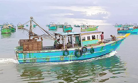 5 நாட்களுக்கு பின் இன்று கடலுக்கு சென்ற ராமேசுவரம் மீனவர்கள்: தனுஷ்கோடியில் கடல் கொந்தளிப்பு