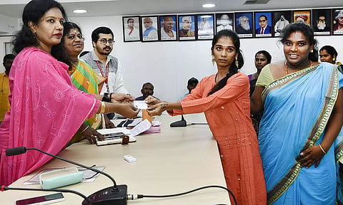 குறைதீர் கூட்டத்தில் திருநங்கைகளுக்கு அடையாள அட்டைகளை கலெக்டர் ஷஜீவனா வழங்கினார்.