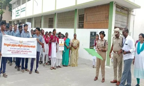 ராணிப்பேட்டையில் ஊழல் தடுப்பு மற்றும் கண்காணிப்பு பிரிவு சார்பில் விழிப்புணர்வு ஊர்வலத்தை போலீஸ் சூப்பிரண்டு கிரண் ஸ்ருதி தொடங்கி வைத்த காட்சி.