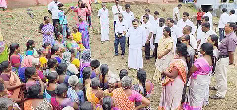 விருதுநகர் அருகே ரோசல்பட்டியில் 100 நாள் வேலை திட்ட பயனாளிகளிடம் மாணிக்கம் தாகூர் எம்.பி.குறைகளை கேட்டறிந்தார்.