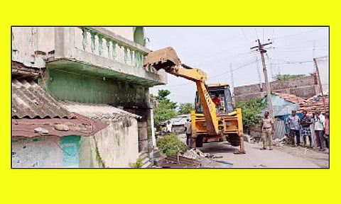 வீடுகள் இடிக்கப்பட்ட காட்சி.