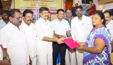 கைத்தறி கண்காட்சியில் முதல் விற்பனையை கலெக்டர் விஷ்ணுசந்திரன் தொடங்கி வைத்தார். அருகில் எம்.எல்.ஏ.க்கள்  காதர் பாட்ஷா முத்துராமலிங்கம்,  முருகேசன் மற்றும் பலர் உள்ளனர்.