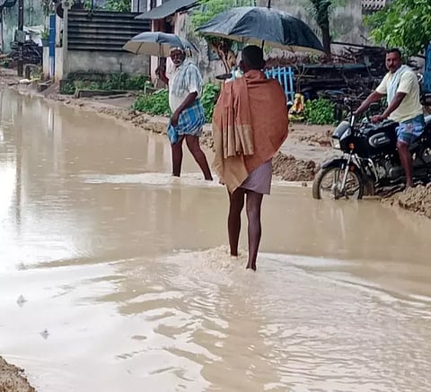 கன மழையால் சாலையில்  குளம்போல் தேங்கிய தண்ணீர்