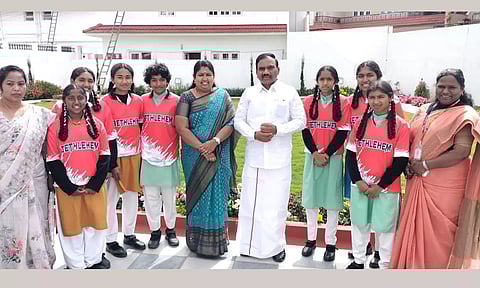 ராசா எம்.பி.யிடம் கூடைப்பந்து வீராங்கனைகள் வாழ்த்து