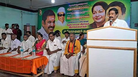 செயல் வீரர்கள் கூட்டத்தில் அ.தி.முக. மாநில செயலாளர் அன்பழகன் பேசிய காட்சி.