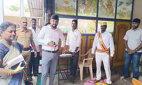 பண்ருட்டி சுப்பராய செட்டியார் பெண்கள் மேல்நிலைப் பள்ளியில் நடந்த சிறப்பு முகாமை கடலூர் கலெக்டர் அருண் தம்புராஜ் நேரில் பார்வையிட்டு ஆய்வு செய்தார்.