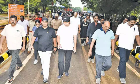 தஞ்சை விளையாட்டு மைதானத்தில் இருந்து கலெக்டர் தீபக்ஜேக்கப் நடைப்பயணத்தை தொடங்கினார்.