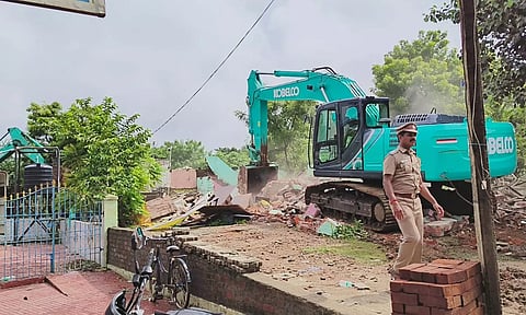 அனகாபுத்தூரில் அடையாறு ஆற்றின் கரையில் ஆக்கிரமிப்பு வீடுகள் இடிப்பு- பொதுமக்கள் மறியல்