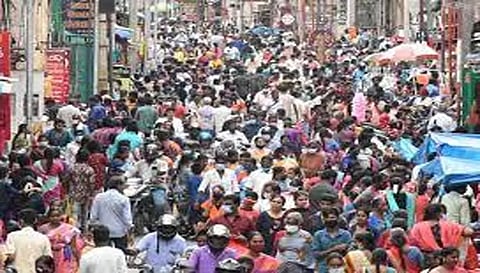 தீபாவளி பண்டிகை நெருங்குவதையொட்டிஜவுளி கடைகளில் அலைமோதும் மக்கள் கூட்டம்