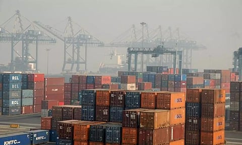 எண்ணூர் துறைமுகத்தில் கண்டெய்னர் லாரி கடலுக்குள் கவிழ்ந்தது: டிரைவர் காயத்துடன் மீட்பு