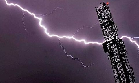 மின்னல் பாய்ந்து செல்போன் வெடித்து சிதறியதில் 3 பெண்கள் காயம்- வயலில் வேலை பார்த்த போது சோகம்