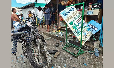 மேல்மலையனூர் அருகே மோட்டார் சைக்கிளில் இருந்த வெடி மருந்து வெடித்து மளிகை கடை சேதம்