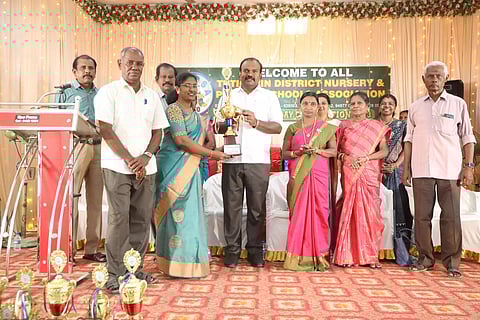 பரிசளிப்பு விழாவில் மேயர் ஜெகன் பெரியசாமி கலந்து கொண்டு வெற்றி பெற்ற பள்ளிகளுக்கு பரிசு கோப்பை  வழங்கிய காட்சி.
