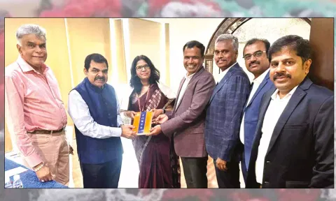 ஏற்றுமதியாளர் சங்கத்தினர் ஜவுளித்துறை அமைச்சகத்தின் இணை செயலாளர் பிரஜக்தா வர்மாவை நேரில் சந்தித்த போது எடுத்தப்படம்.&nbsp;