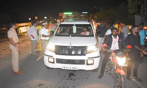 கடலூர் ஆல் பேட்டை சோதனை சாவடியில் போலீசார் மேற்கொண்ட காட்சி.