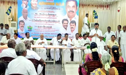 கூட்டத்தில் முன்னாள் எம்.பி.யும், மாவட்ட ஜெயலலிதா பேரவை செயலாளருமான கே.ஆர்.பி. பிரபாகரன் பேசியபோது எடுத்த படம்.