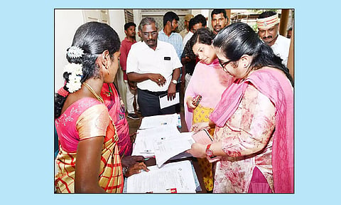 சிவகங்கை மன்னர் துரைசிங்கம் கல்லூரியில் கண்காணிப்பு அலுவலர் சுந்தரவள்ளி, கலெக்டர் ஆஷா அஜீத் ஆய்வு செய்தனர்.