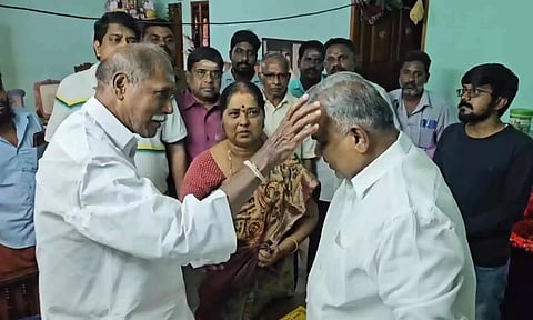 புஸ்சி ஆனந்திடம் நலம் விசாரித்து அவருக்கு முதல்-அமைச்சர் ரங்கசாமி  ஆசி வழங்கிய  காட்சி.