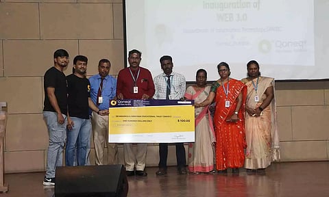 மணக்குள விநாயகர் கல்வி அறக்கட்டளை தலைவர் தனசேகரன் தலைமை தாங்கினார். கல்லூரி இயக்குனர் வெங்கடாசலபதி வரவேற்ற காட்சி.