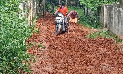 பாலூர் அருகே வீட்டு குடிநீர் இணைப்புக்காக தோண்டப்பட்ட குழிகளால் சாலை சேதம்