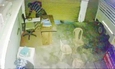 2 கடைகளில் கைவரிசை