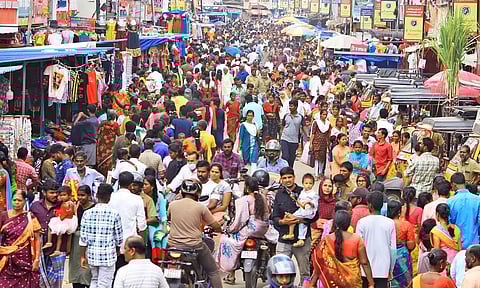 தீபாவளிக்காக ஜவுளிகள் மற்றும் பொருட்கள் வாங்குவதற்காக டவுன் வடக்குரத வீதியில் அலைமோதிய மக்கள் கூட்டம்.