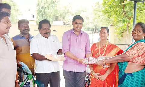 ஏழை பெண்களுக்கு பொதுநலன் மனித உரிமை காப்பாளர் டாக்டர் பிரனேஷ் இன்பென்ட்ராஜ் நலத்திட்ட உதவி வழங்கினார்.
