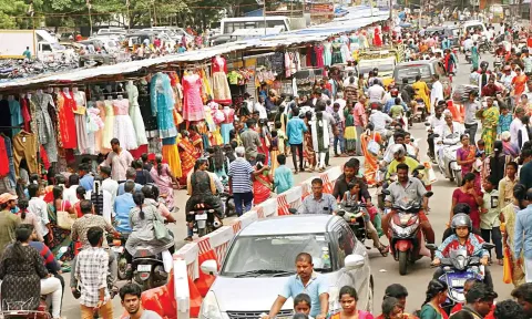 தஞ்சை அண்ணாசிலை சாலையில் அலைமோதும் மக்கள் கூட்டத்தின் ஒரு பகுதி.
