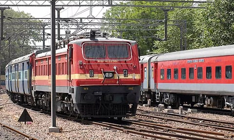 சிறப்பு ரெயில்களில் செல்வதற்கு கட்டணம் நிர்ணயித்த தனியார் நிறுவனம்- அதிக பணம் வசூலிப்பதாக பயணிகள் அதிருப்தி