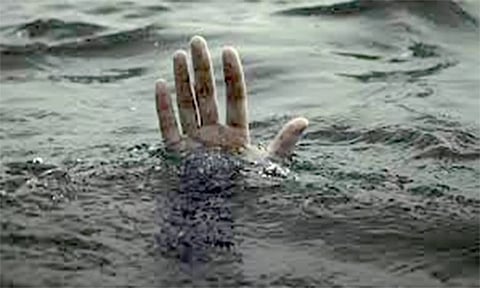 ஏரியில் தவறி விழுந்து பெண் சாவு