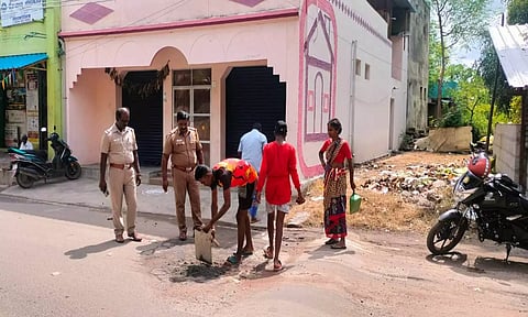 சாலை பள்ளத்தை சீரமைத்த போலீசார்