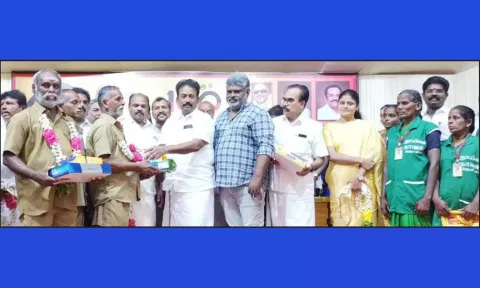 துப்புரவு பணியாளர்களுக்கு தங்கபாண்டியன் எம்.எல்.ஏ. புத்தாடை வழங்கினார்.