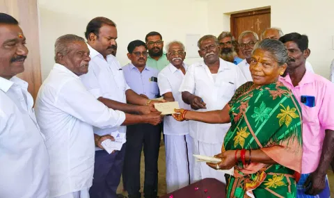 தூத்துக்குடியில் உப்பு மூடை சுமை தொழிலாளர்களுக்கு தீபாவளி போனஸ் - மேயர் ஜெகன் பெரியசாமி வழங்கினார்