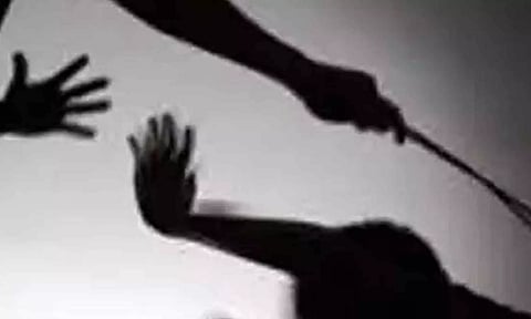 போலீஸ்காரரை இரும்பு கம்பியால் சரமாரியாக தாக்கிய போதை கும்பல்