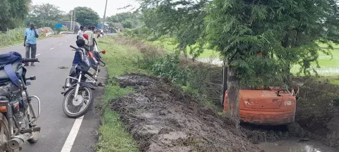 வாய்க்கால்கள் தூர் வாரும் பணி நடைபெற்ற காட்சி.&nbsp;
