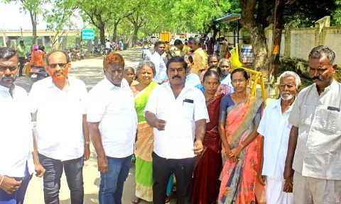வடக்கு தாழையூத்து  ஊர் பொதுமக்கள் சார்பாக மாவட்ட கலெக்டரிடம் மனு கொடுக்க வந்தவர்களை படத்தில் காணலாம்.