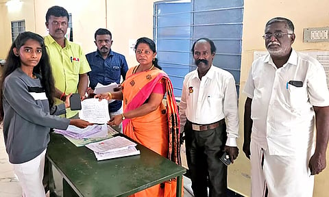 பஞ்சாயத்து தலைவி அனுராதா ரவிமுருகன் இளம் வாக்காளருக்கு விண்ணப்பம் வழங்கிய காட்சி.