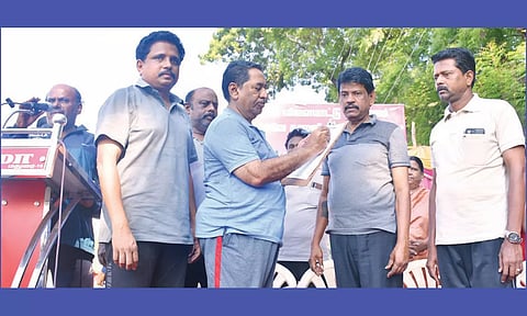 மதுரையில் நடைபெற்ற கையெழுத்து இயக்கத்தில் எம்.பி. வெங்கடேசன், எம்.எல்.ஏ. தளபதி மற்றும் பலர் கலந்துகொண்ட காட்சி.