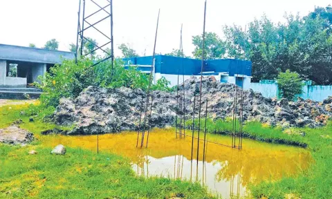 பணிகள் தொடங்கிய நிலையிலேயே காணப்படும் நீர்த்தேக்க தொட்டி.