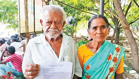 கலெக்டர் அலுவலகத்தில் புகார் கொடுக்க வந்த ஓவிரெட்டி-லட்சுமி.