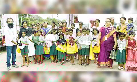 அரசுப்பள்ளி, ஆதரவற்ற மாற்றுத்திறன் மாணவர்களுக்கு புத்தாடைகள் வழங்கப்பட்டது.