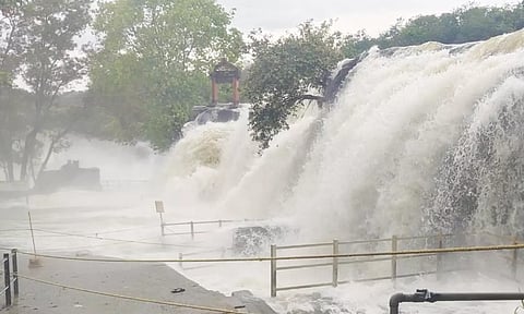 குமரி மாவட்டத்தில் மழை நீடிப்பு: திற்பரப்பு அருவியில் குளிக்க மீண்டும் தடை