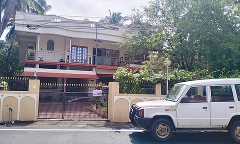 லஞ்சம் ஒழிப்பு சோதனை நடந்த நாகர்கோவில் சைமன் நகரில் உள்ள தாணுமூர்த்தி வீட்டை படத்தில் காணலாம்.