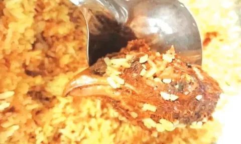 பார்சல் வாங்கியவருக்கு பேரதிர்ச்சி: பிரியாணியில் கோழி தலை கிடந்ததால் ஓட்டலுக்கு சீல்